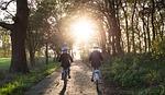 Twee fietsers met slimme shelter-oplossingen voor bikepackers in het kampeerterrein